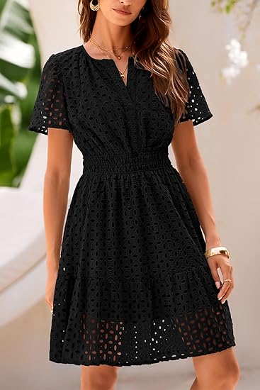 Abito estivo corto da donna 2025 con scollo a V, maniche corte, linea ad A, in pizzo traforato con volant, carino e casual, ideale per feste in spiaggia.